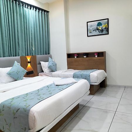 אחמדאבאד Hotel Paris Plaza מראה חיצוני תמונה