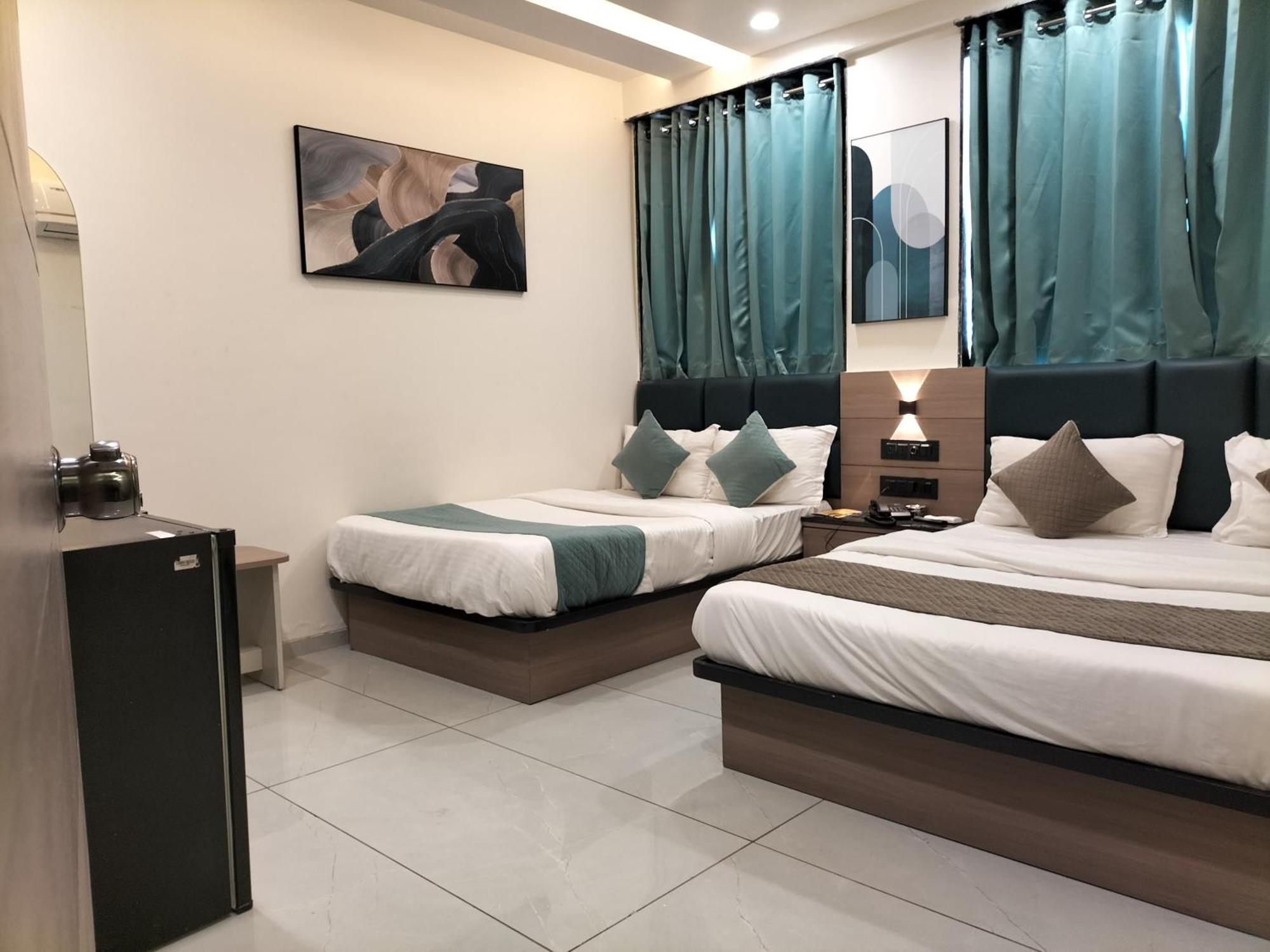 אחמדאבאד Hotel Paris Plaza מראה חיצוני תמונה
