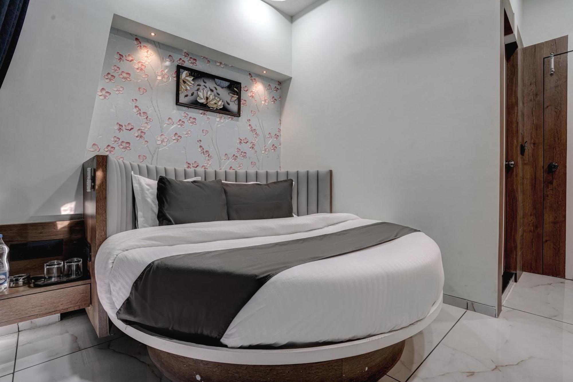אחמדאבאד Hotel Paris Plaza מראה חיצוני תמונה