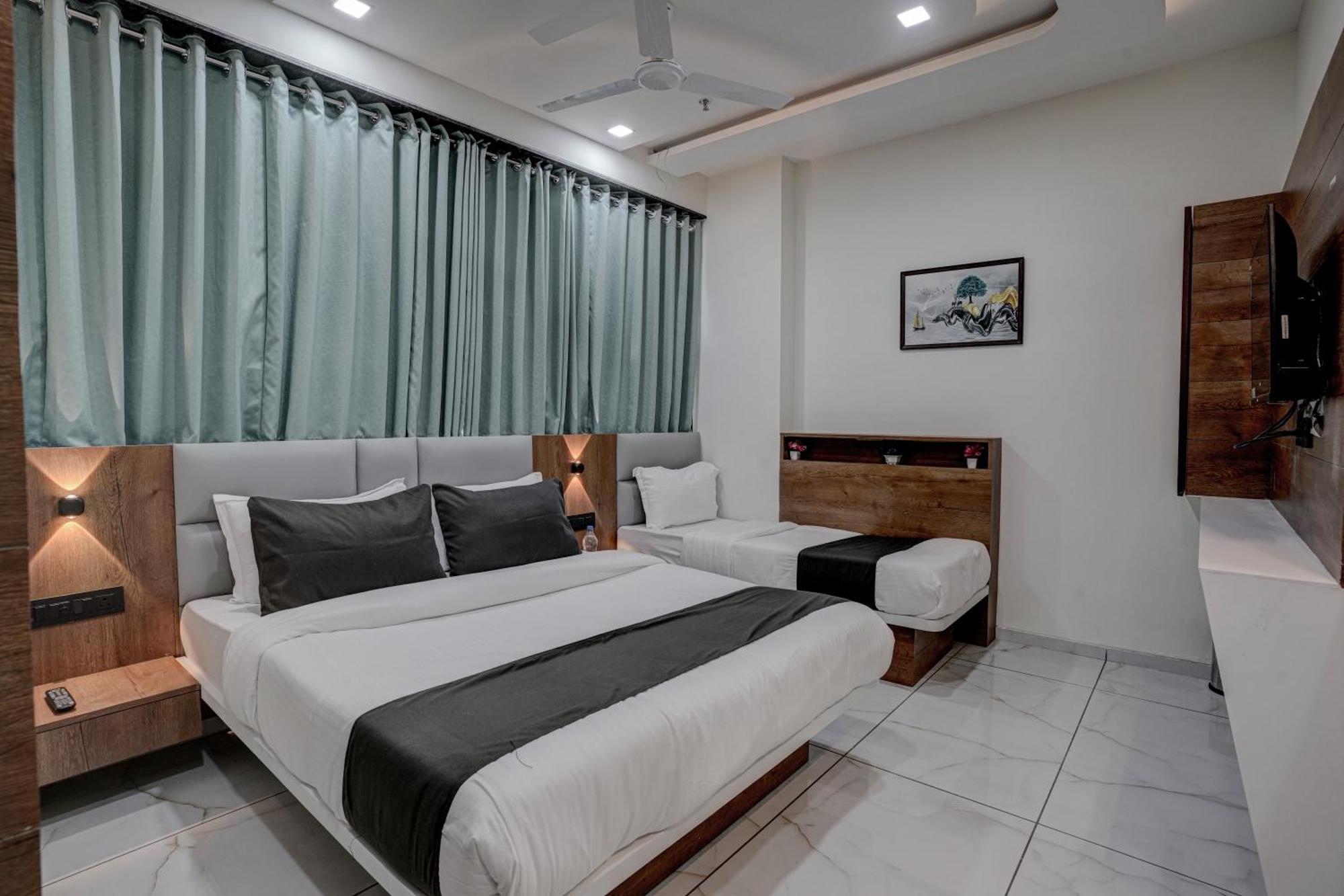 אחמדאבאד Hotel Paris Plaza מראה חיצוני תמונה