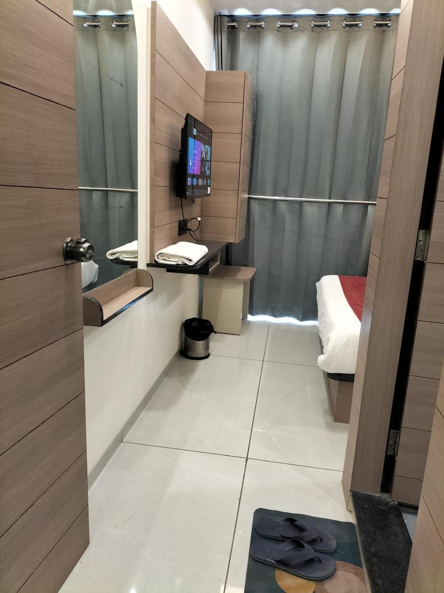 אחמדאבאד Hotel Paris Plaza מראה חיצוני תמונה