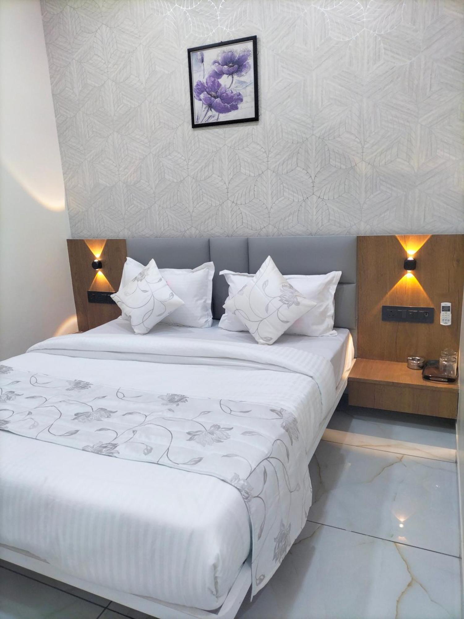 אחמדאבאד Hotel Paris Plaza מראה חיצוני תמונה