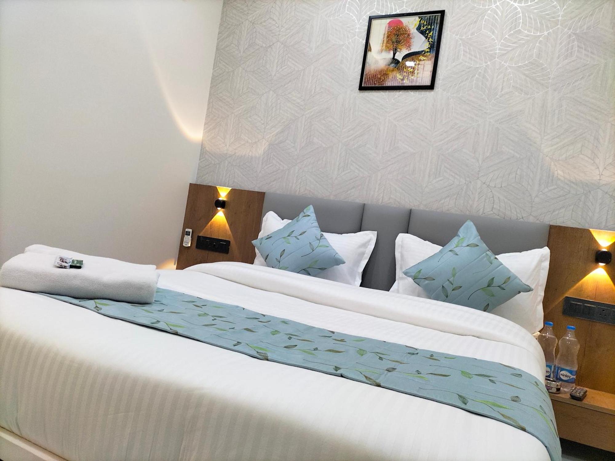 אחמדאבאד Hotel Paris Plaza מראה חיצוני תמונה