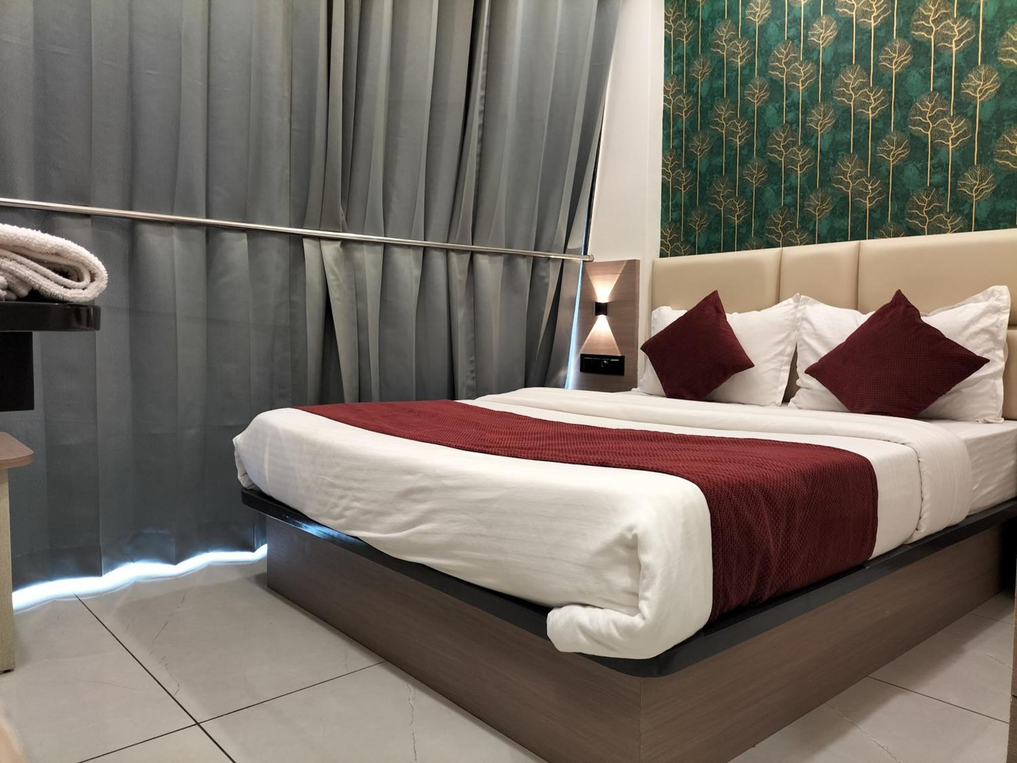 אחמדאבאד Hotel Paris Plaza מראה חיצוני תמונה