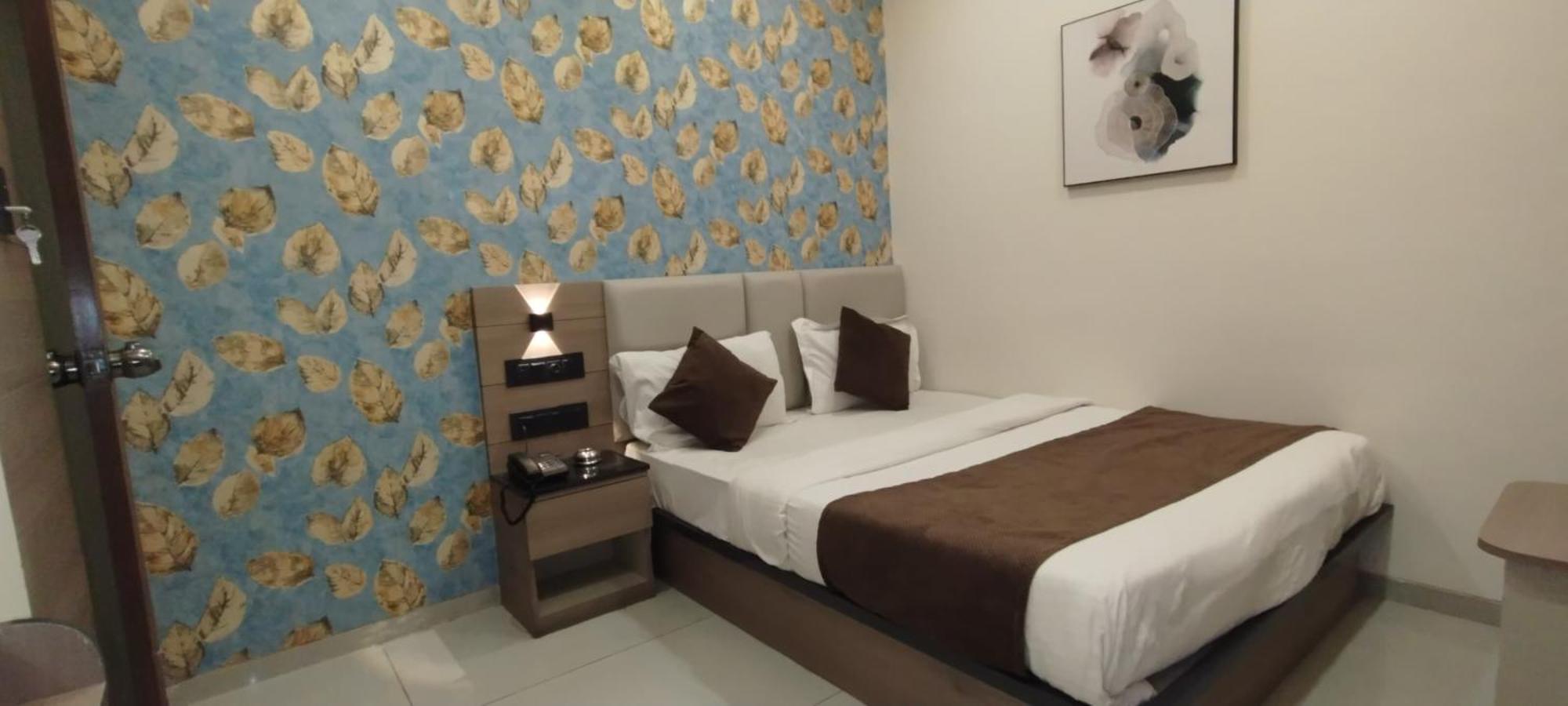 אחמדאבאד Hotel Paris Plaza מראה חיצוני תמונה