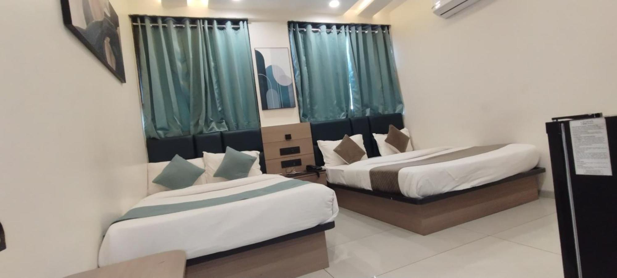 אחמדאבאד Hotel Paris Plaza מראה חיצוני תמונה