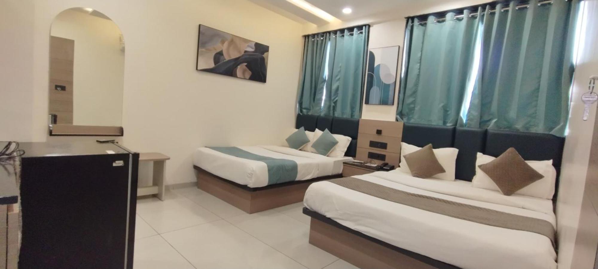אחמדאבאד Hotel Paris Plaza מראה חיצוני תמונה
