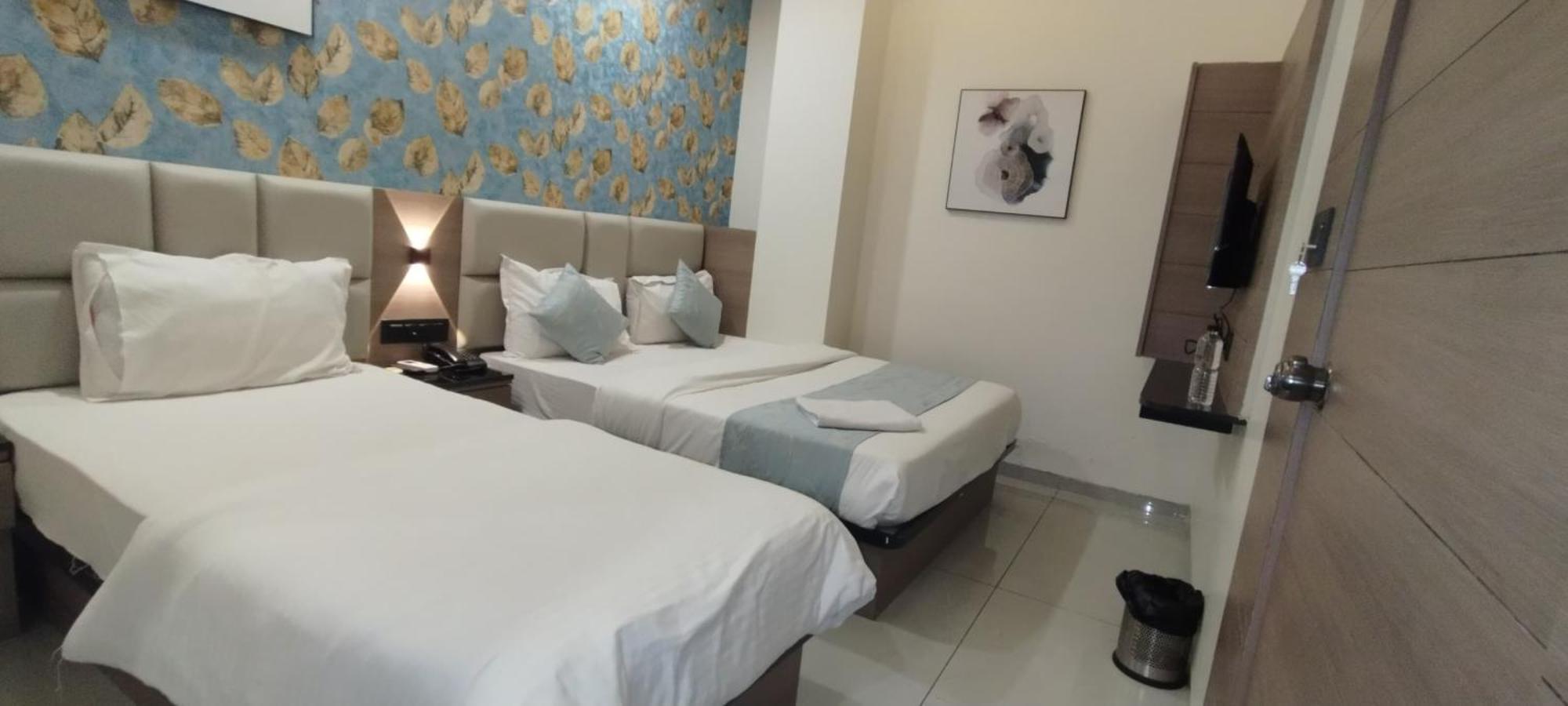 אחמדאבאד Hotel Paris Plaza מראה חיצוני תמונה