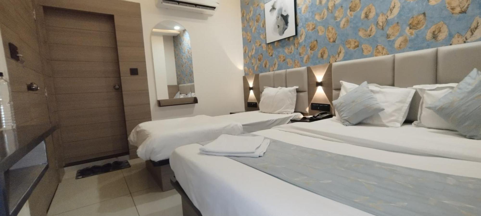 אחמדאבאד Hotel Paris Plaza מראה חיצוני תמונה