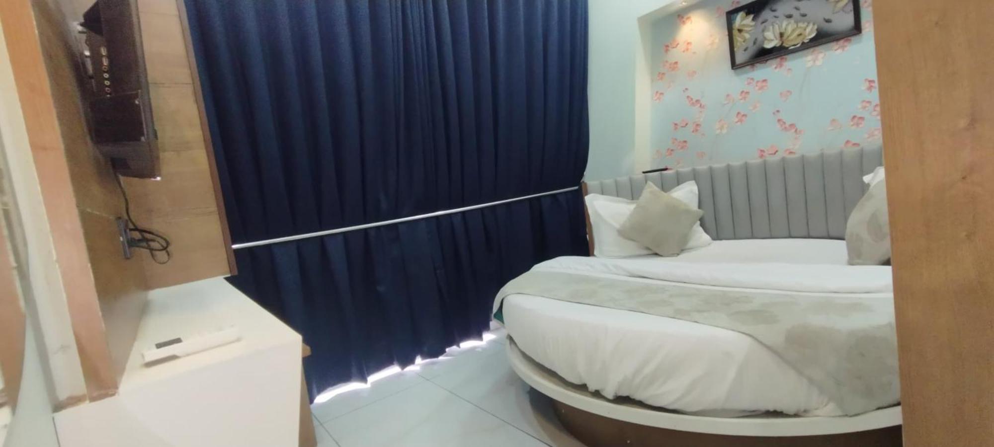 אחמדאבאד Hotel Paris Plaza מראה חיצוני תמונה