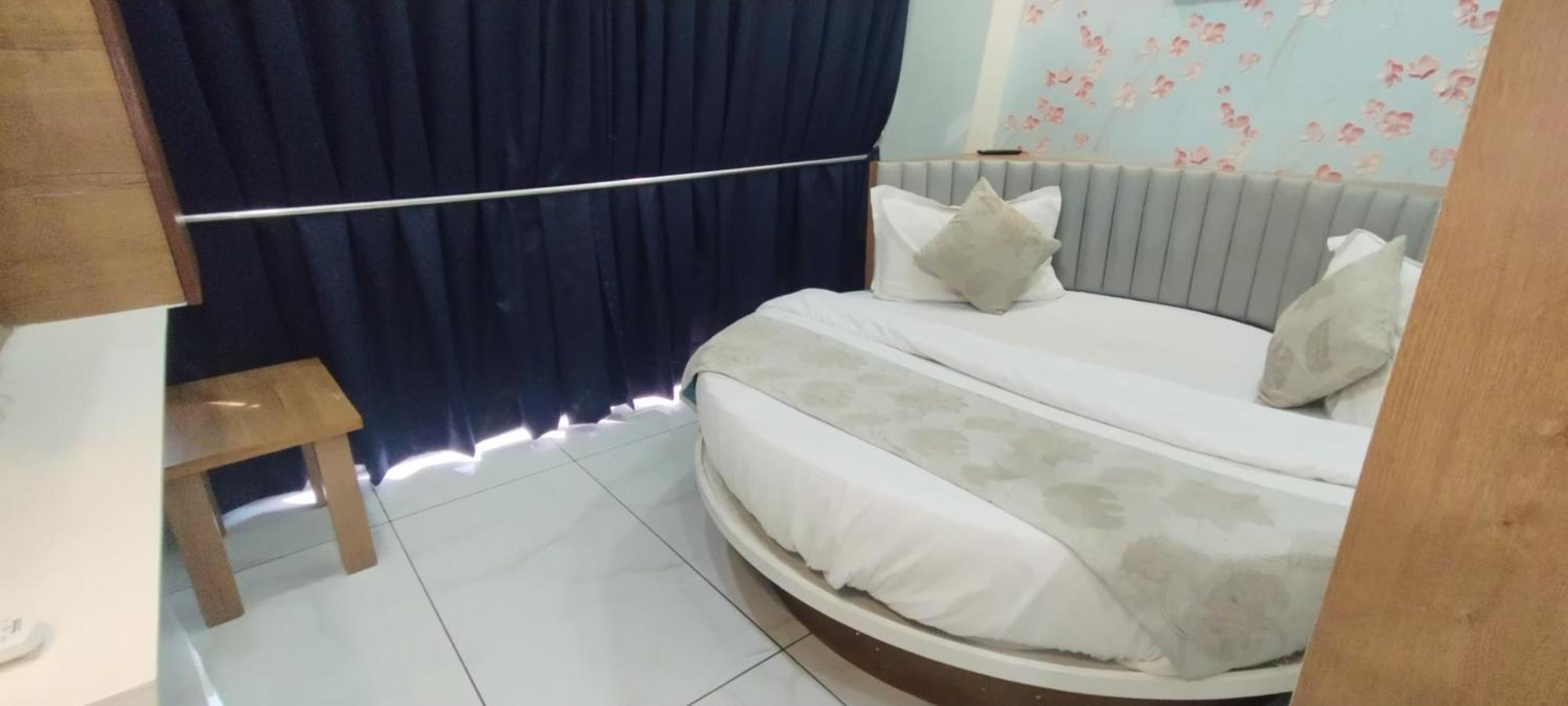 אחמדאבאד Hotel Paris Plaza מראה חיצוני תמונה